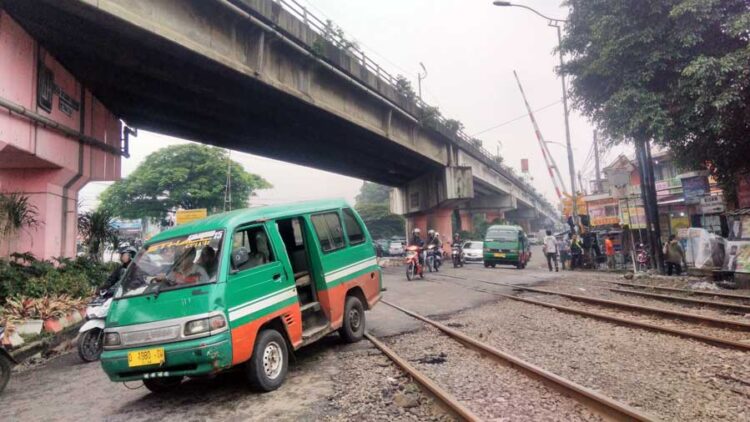 Antisipasi Gerbong Anjlok dan Laka Lantas, Jalur Kereta Api Cimindi Cimahi Diperbaiki