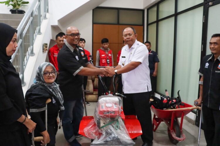 Wujud Dukungan Terhadap Komunitas Petani Disabilitas, Pemkot Cimahi Serahkan Bantuan Traktor Dan Alat Pertanian