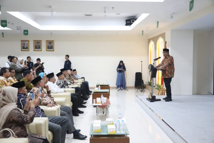 Sekjen Gerindra Serahkan Dana Bantuan Hasil Lelang Sapi Miliknya ke Baznas untuk Palestina